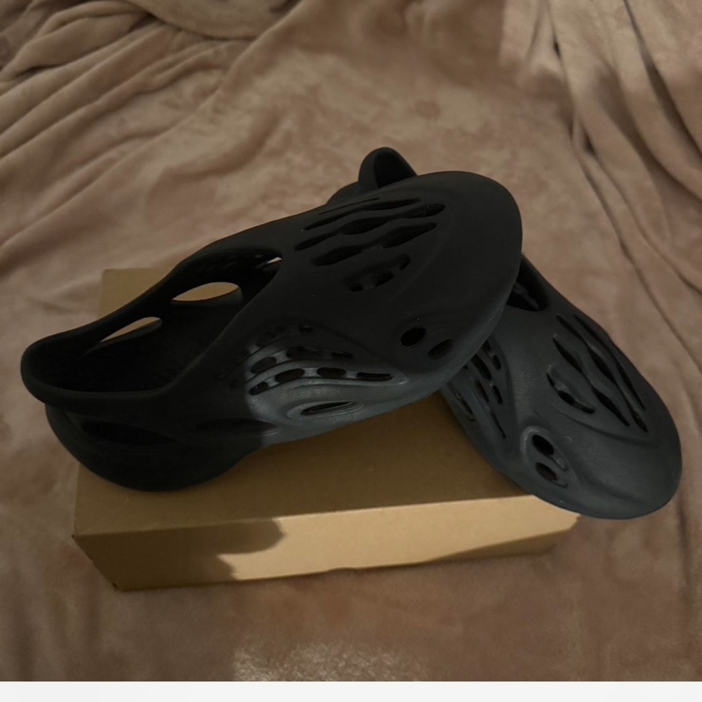 Black yeezy foam runners - Picture 3 of 4